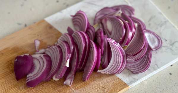 kirmizi-sogan-salatasi-1