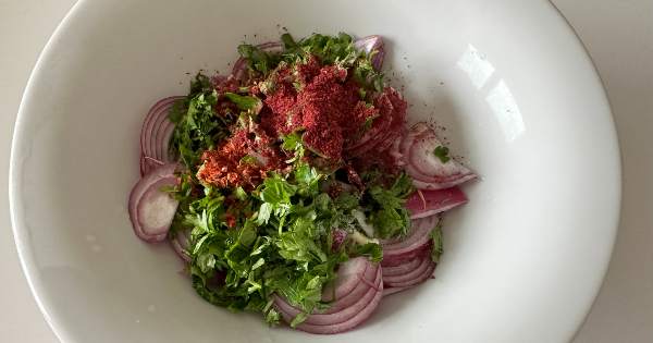 kirmizi-sogan-salatasi-2