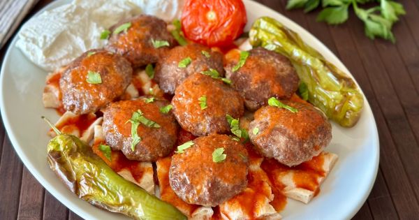 Domates Soslu Pideli Köfte