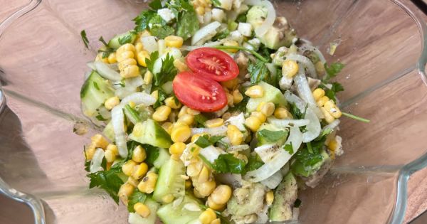 Soslu Avokado Salatası
