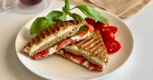 dort-peynirli-tost-asama