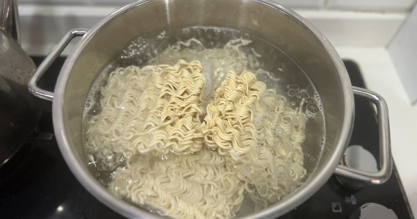 körili-noodle-1-yemekcom