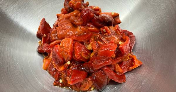 kirmizi-biber-salatasi-asama1