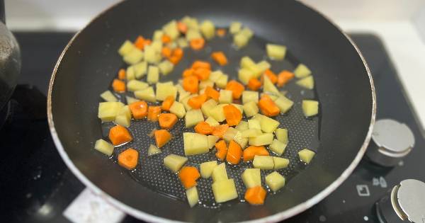patatesli-ve-havuclu-omlet-asama1