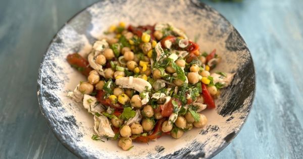 Tavuklu Nohut Salatası