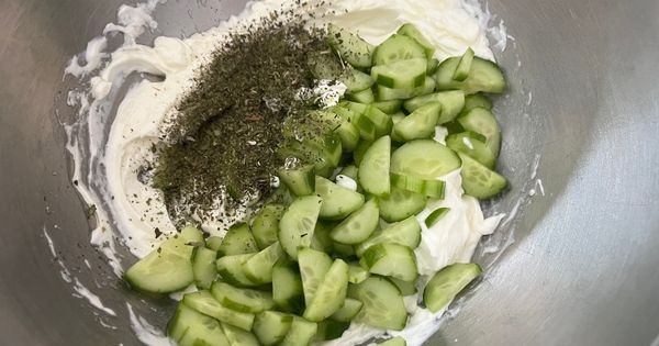yogurtlu-salatalik-mezesi-asama3