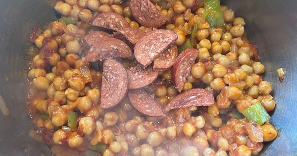 sucuklu-nohut-yemegi-asama3