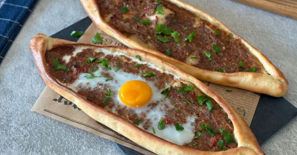 Kıymalı Yumurtalı Pide