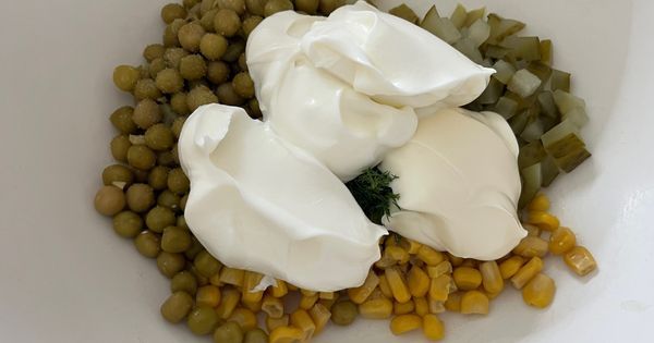 yogurtlu-bezelye-salatasi-asama2