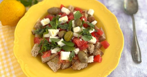 Dakos Salatası