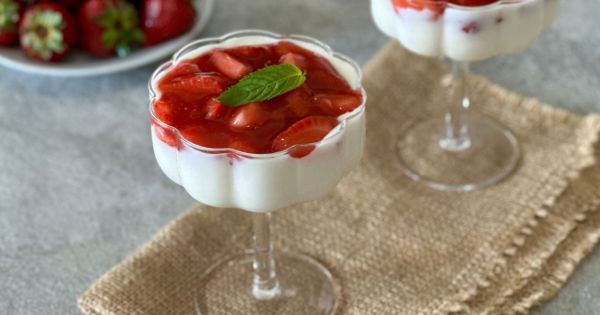 Çilek Soslu Panna Cotta