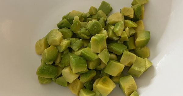 yogurtlu-avokado-salatasi-asama1