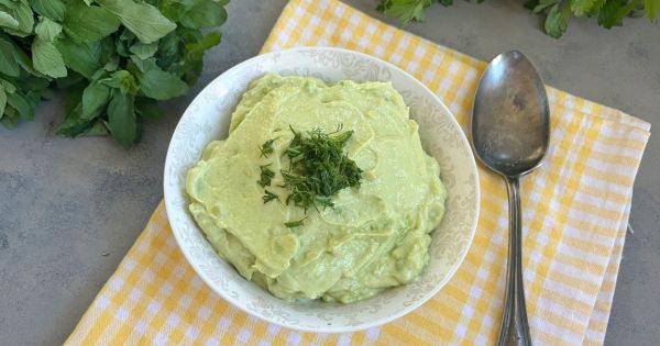 Yoğurtlu Avokado Salatası