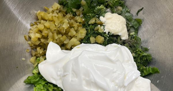 yogurtlu-roka-salatasi-asama3