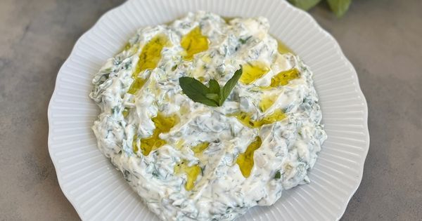 yogurtlu-roka-salatasi-asama4