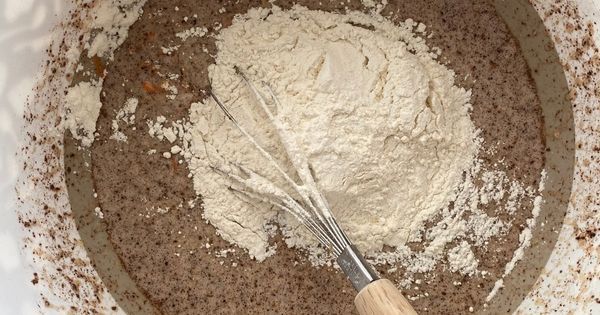 havuclu-cevizli-labne-soslu-kek-asama3