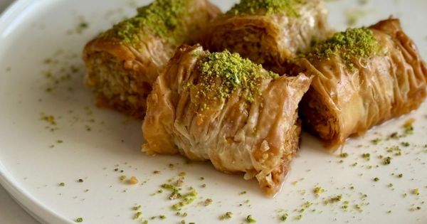 En Pratik Haliyle: Hazır Yufkadan Burma Baklava