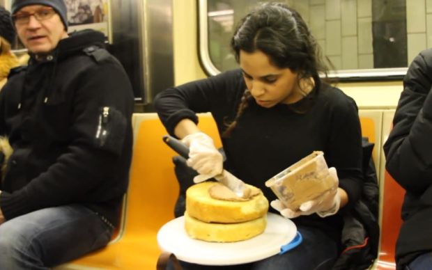 gastronomi-ogrencisi-metroda-kek-yapti