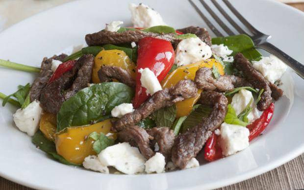 Etli ve Peynirli Ispanak Salatası Tarifi