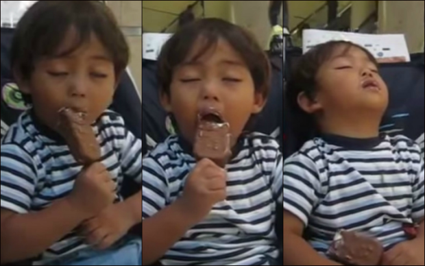 dondurma-yerken-uyuyan-bebek