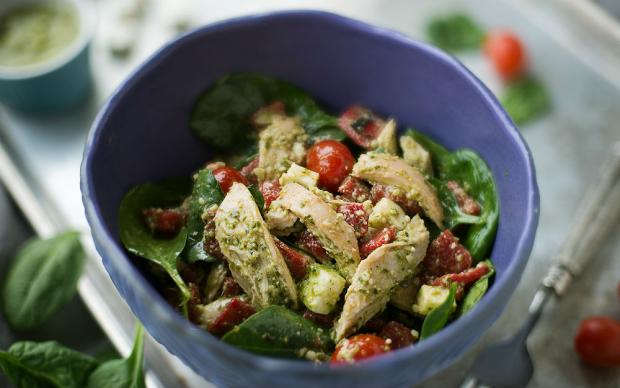 Pesto Soslu Tavuk Salatası Tarifi