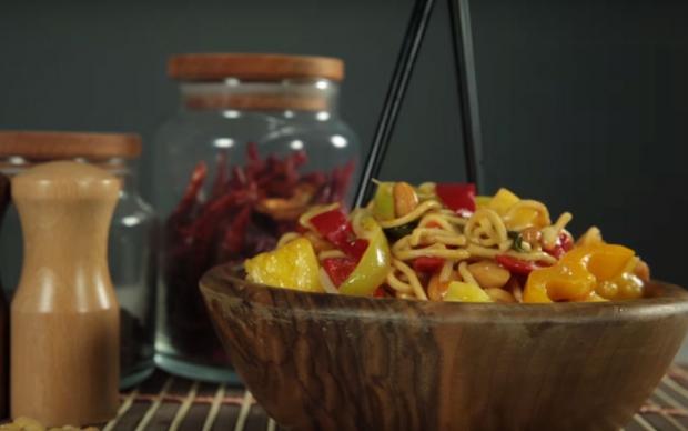 Yer Fıstıklı Ananaslı Noodle Tarifi
