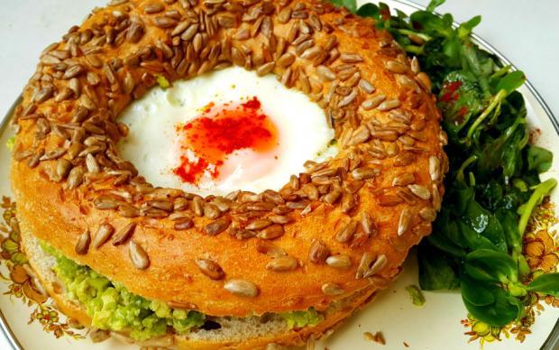 Avokadolu ve Yumurtalı Simit Tarifi