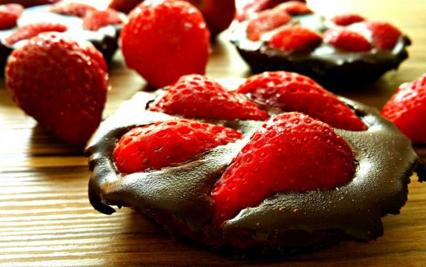 Çilekli Çikolatalı Mini Tart Tarifi