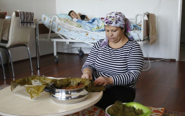 hasta-oglu-icin-yaprak-sarma-satan-semra-anne