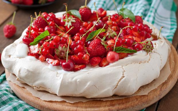 Kırmızı Meyveli Pavlova Tarifi