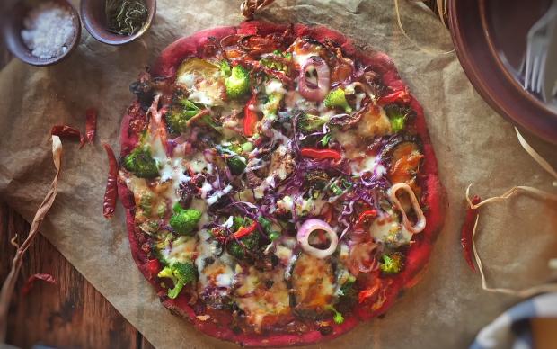 Rengi Pembe: Pancar Püreli Izgara Sebzeli Pizza