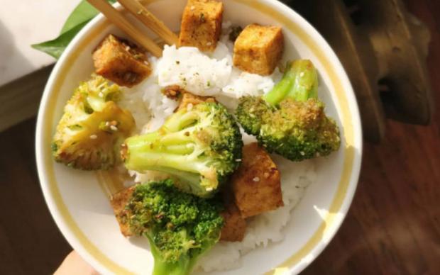 tofu-ve-brokolili-pilav
