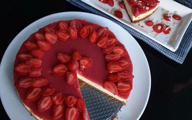 sekersiz-cilekli-cheesecake-tarifi