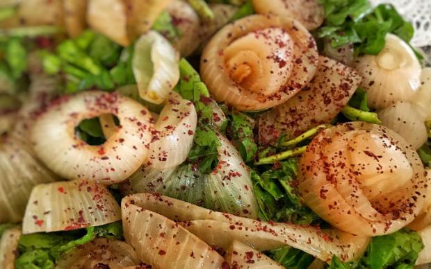 kozlenmis-sogan-salatasi-tarifi