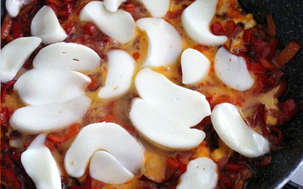 yumurtali-kirmizi-biber-kavurmasi-tarifi