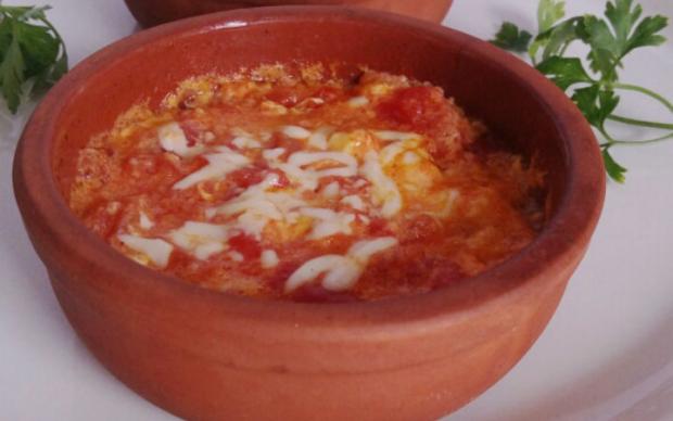 Güveçte Kaşarlı Menemen Tarifi