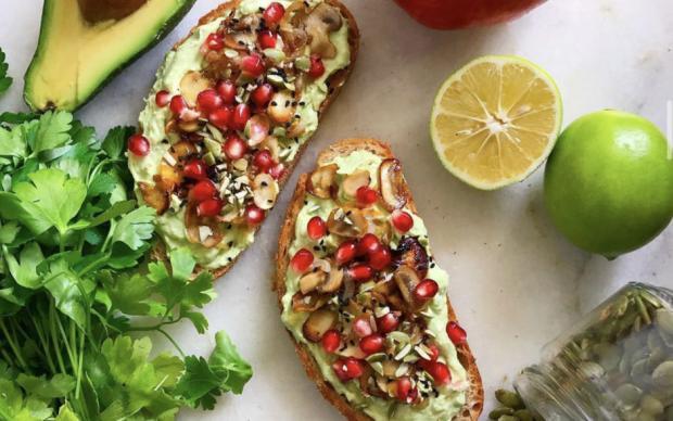 mantar-ve-avokadolu-narli-tost-tarifi