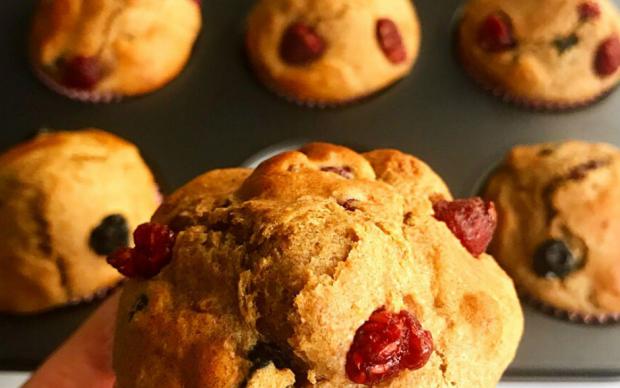 rafine-sekersiz-kirmizi-meyveli-muffin