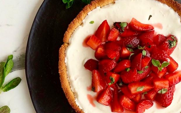 Badem Unlu Çilekli Tart Tarifi