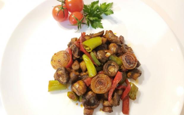 karamelize-soganli-mantar-sote