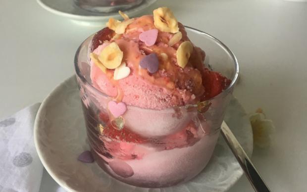 cilekli-dondurulmus-yogurt-editor