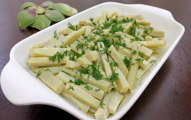 Enginar Sapı Salatası Tarifi
