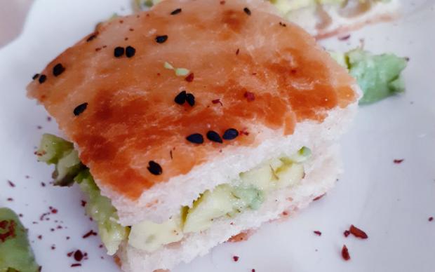 avokadolu-tost-hatice