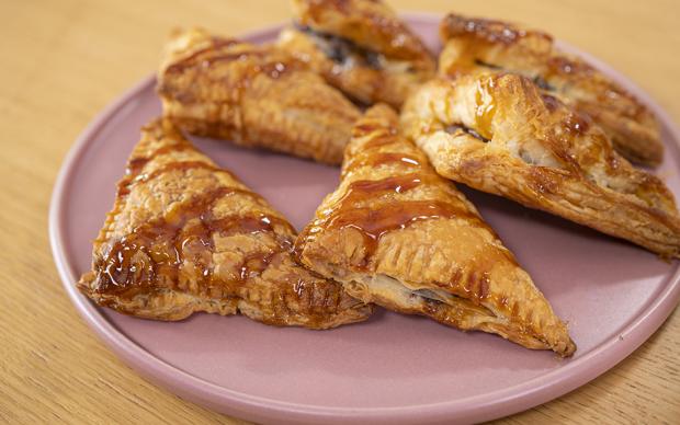 Karamel Soslu Çikolatalı Milföy Tarifi