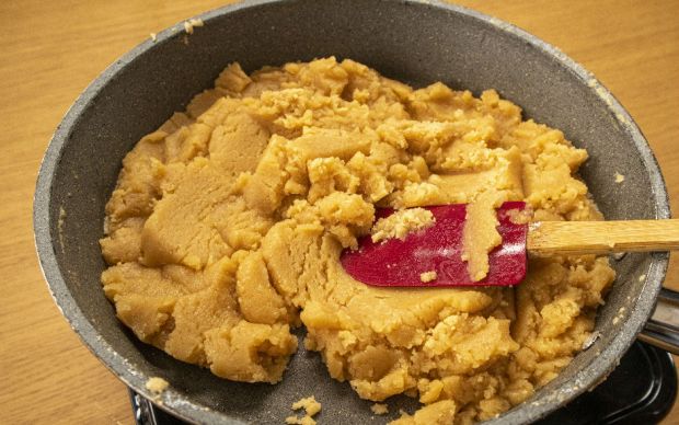 un-helvasi-yaparken-unun-topaklanmamasi-icin4