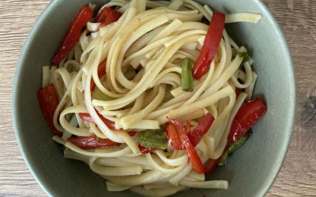 ev-usulu-sebzeli-noodle