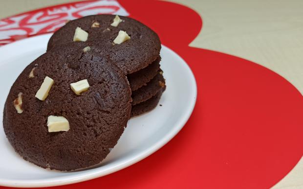 ŞAHANE Amerikan Cookies Çikolata Parçacıklı Kakaolu Kurabiye Tarifi