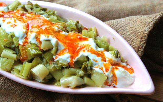 Yoğurtlu Pırasa Kavurması Tarifi