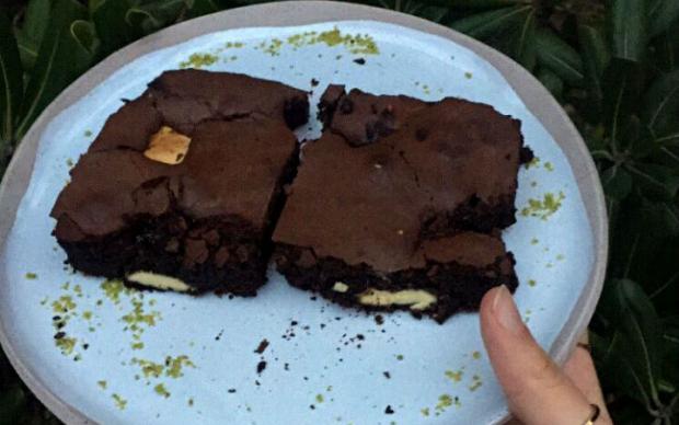 bogurtlenli-beyaz-cikolatali-brownie-tarifi