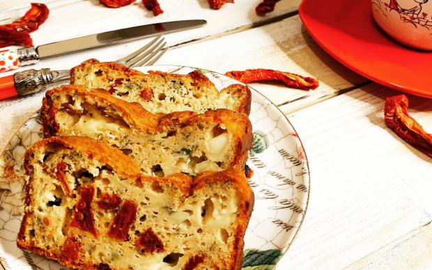 glutensiz-kuru-domatesli-kek-tarifi